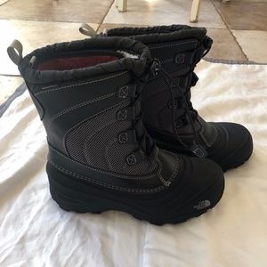 The North Face kids NWOT snow boots Size 5